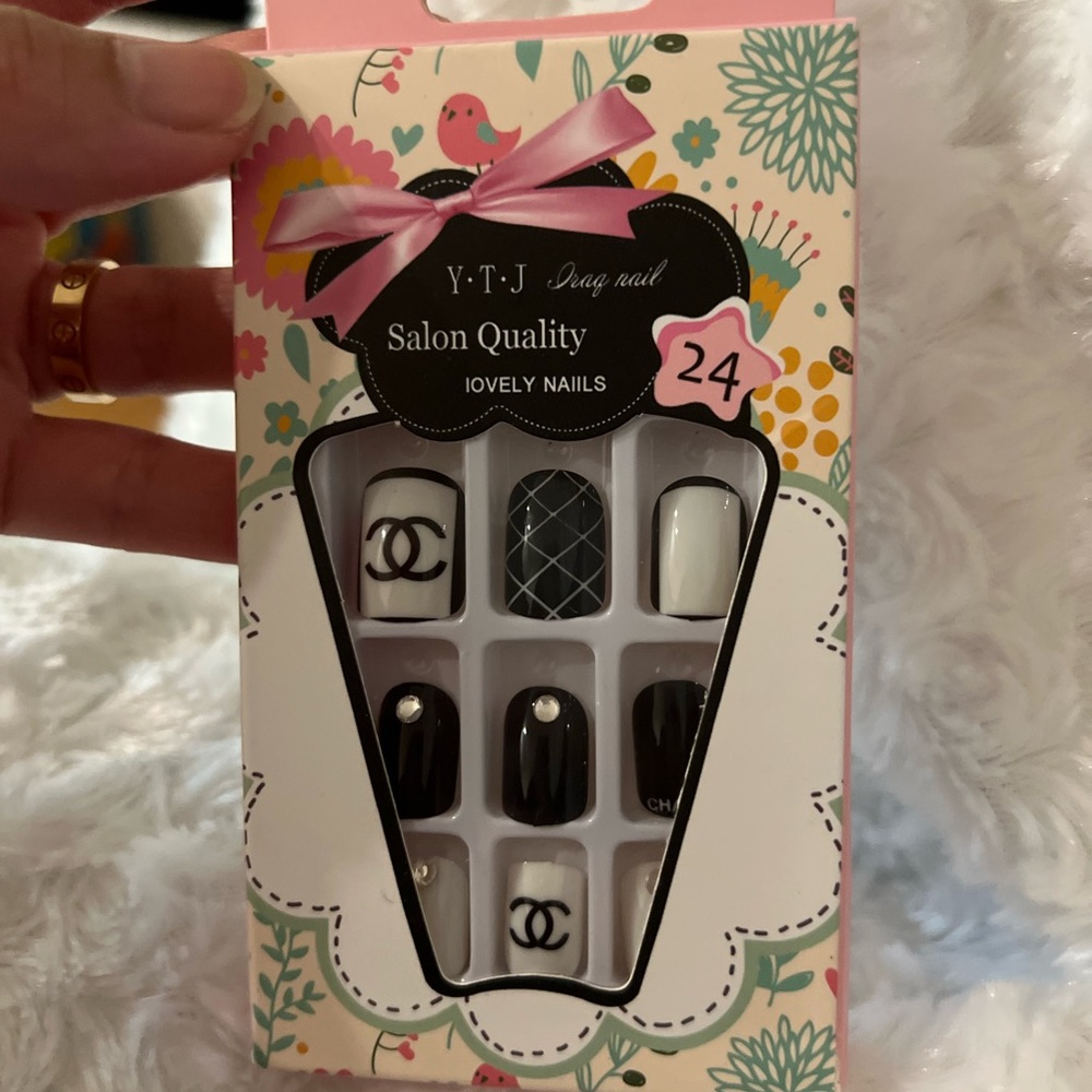 Fashion Nails - Picture 2 of 8